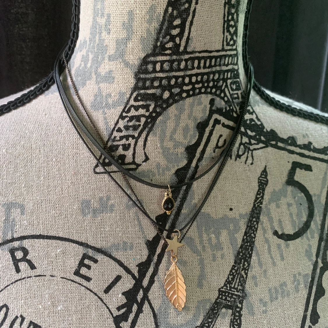 Svart chokerhalsband med berlocker