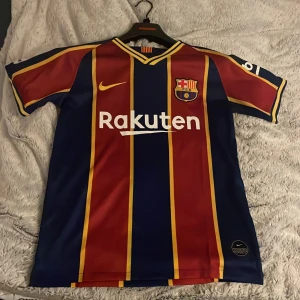 Barcelona tröja - Säljer nu en riktigt snygg barca tröja i bra skick 8/10