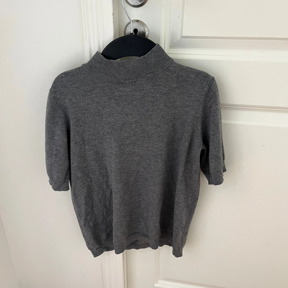 Grå polotröja med kort ärm från H&M