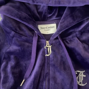 Lila Juicy Couture Set - Koftan i Storlek S och Byxorna i Storlek XS.                  Helt oanvänd och om du känner dig osäker får du gärna prova dom på platts så dom sitter bra❤️