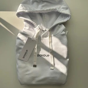 Dondup hoodie - HELT NY - Helt ny, inga defekter eller tecken på användning. Nypris ca 3000kr. Tags medöljer tyvärr inte. Storlek S men passar snarare M, 180-190 cm. Skriv för mer information 🤝