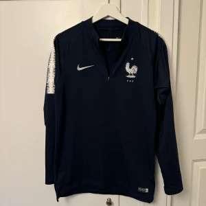 Sällsynt Frankrike Nike långärmad fotbollströja - Mörkblå långärmad fotbollströja från Nike med Frankrikes landslagsemblem storlek S