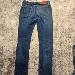 Jacob Cohen jeans - Snygga mörkblå jeans från Jacob Cohen, modell Bard i bra skick. 