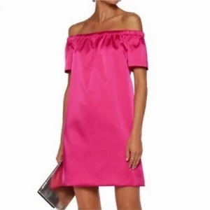 Rosa offshoulder kortklänning - Snygg rosa kortklänning med offshoulder och korta ärmar. Klänningen har en rak passform och är tillverkad i ett glansigt material som ger en cool look. Så himla fin färg och passar perfekt till sommaren🩷