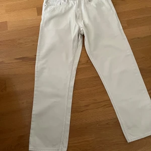 Vita raka byxor från Vailent - Snygga vita byxor från Vailent i rak modell. Byxorna har klassisk femficksdesign och är tillverkade i ett kraftigare bomullstyg. Perfekta för dig som gillar en clean och stilren look.