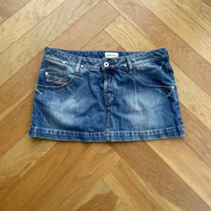Jeanskjol från Diesel - Säljer en klassisk blå jeanskjol från Diesel. Säljer då den tyvärr är lite stor för mig. Storlek 31 (skulle uppskattas som s/m. Hör av er vid frågor