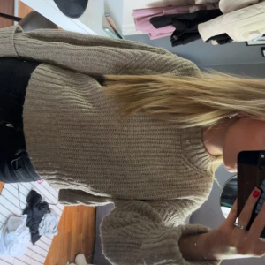 Beige stickad tröja med breda ärmar - Supermysig beige stickad tröja med breda ärmar!