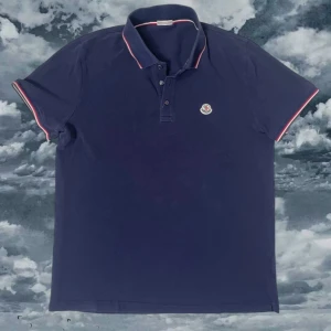 Blå pikétröja från Moncler - Säljer nu denna moncler piké i en riktigt fin och sällsynt royal blue färg✨Skick 10/10 på utsidan tagsen inuti är slitna ✨ Köpt på best secret så givetvis äkta! Se bild 4✨ Pris går att diskutera !!! 