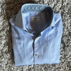 Stenströms slimline skjorta  - Säljer denna snygga Stenströms skjorta som är slim fit. Storleken är 15 3/4 40 vilket motsvarar ungefär storlek M. Skjortan har tyvärr en defekt i ena armhålan se bild 5. Bara att skriva över frågor och funderingar.