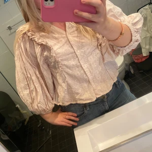 Ljusrosa blus - Världens finaste rosa blus med volang och puffärmar 💗