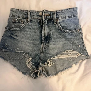 Jeansshorts  - Snygga jeansshorts från zara, använt 2 gånger men säljer för att dom är för små🩵