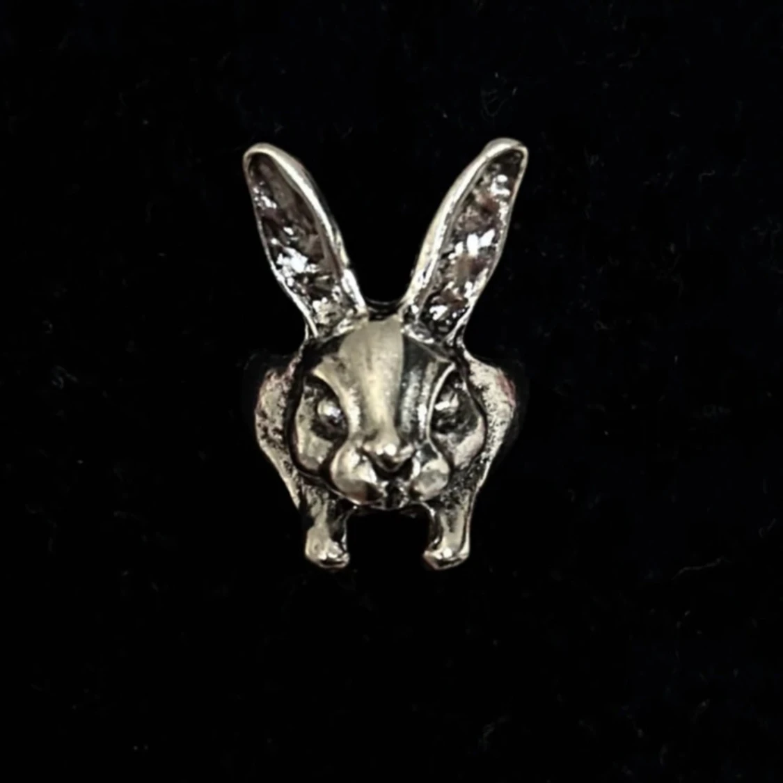 Silverfärgad ring med kaninmotiv - 1