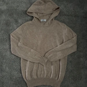 Kashmir hoddie  - Säljer nu en jättesnygg / jätteskön Kashmir hoodie -jätte bra skick (inga defekter)✅ -storlek xs men kan även passa S -61cm längd, 51 bredd🙌🏼 -inköpt från bvaldi för 1300 mitt pris 399✅