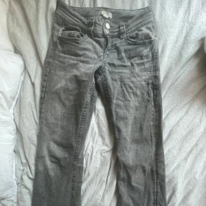Gråa lågmidjade utsvängda jeans från gina  - Säljer eftersom de är för små! Skriv gärna prisförslag 💕storlek 164