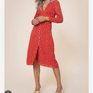 Adoore Röd blommig klänning med knappar - Röd klänning med vita blommor från adoore. Modellen Paris. Strl. 34. Nypris 1495 kr. Endast använd två gånger så som ny.