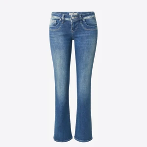 ltb valerie bootcut jeans  - LTB valerie bootcut jeans köpta på about you ❤️ innerbenslängd 77 cm (sitter bra för mig som är 166), midjemått 37 cm. jätte bra skick! säljer för jag knappt använder dem. kan gå ner till 660 vid snabb affär! 