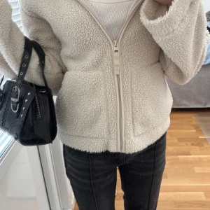 Beige teddyjacka HM 💗 - Superfin teddyjacka från H&M i storlek xs. 💗 Såljer då jag inte använder så ofta. 💗