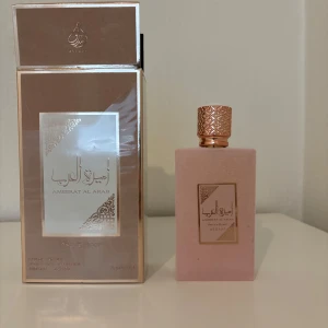 Prive Rose Asdaaf - Superfin doft med fin förpackning! Säljer eftersom jag har för många parfymer. Fick som present så tagit bara en sprut🥰 Superfin och feminin parfym.                                                Ameerat Al Arab Prive Rose är en orientalisk och feminin parfym, elegant och full av förfining. Kompositionen börjar med druvor, apelsin och äpple, följt av ros, jasmin, lilja, ylang-ylang, gardenia och vit mysk på en solid bas av sandelträ, tonkabönor och bärnsten