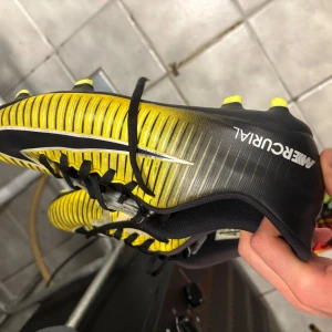 Nike fotbollskor  - Säljer dessa gamla Nike fotbollskor. Dom är använda 10 gånger. Skriv vid fler frågor och funderingar!