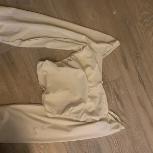Vit långärmad topp - Endast använd ett fåtal gånger 