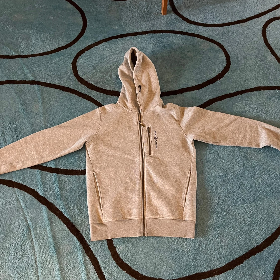Grå hoodie från Sail Racing