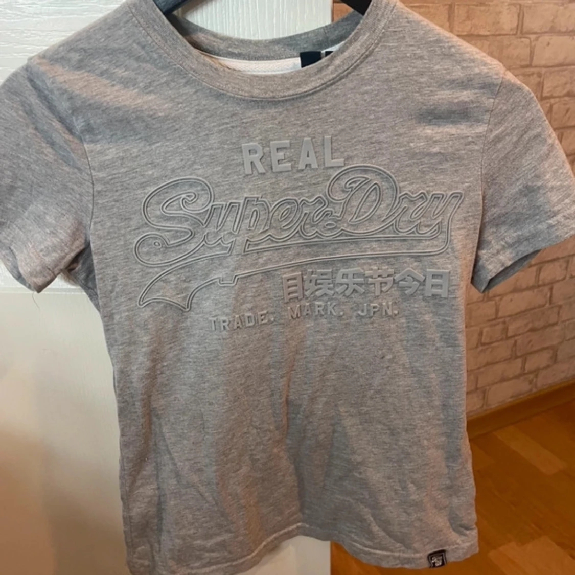 Grå t-shirt från Superdry