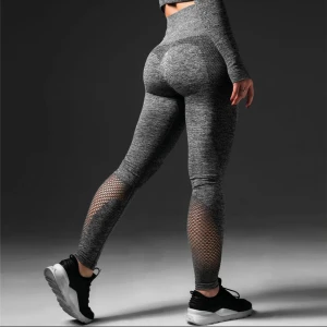 Relode Classic Seamless Tights med meshdetaljer - Snygga gråmelerade leggings från Relode med hög midja, tight passform och meshdetaljer på vaderna. Obs! Första bilden är av en något annorlunda modell, se resterande bilder för de detaljer som skiljer sig från detta. Hittar ingen storlek inuti men uppskattas till S då de är lite tighta på mig som brukar ha M. Hund finns i hemmet. Hör av dig vid frågor eller för fler bilder!