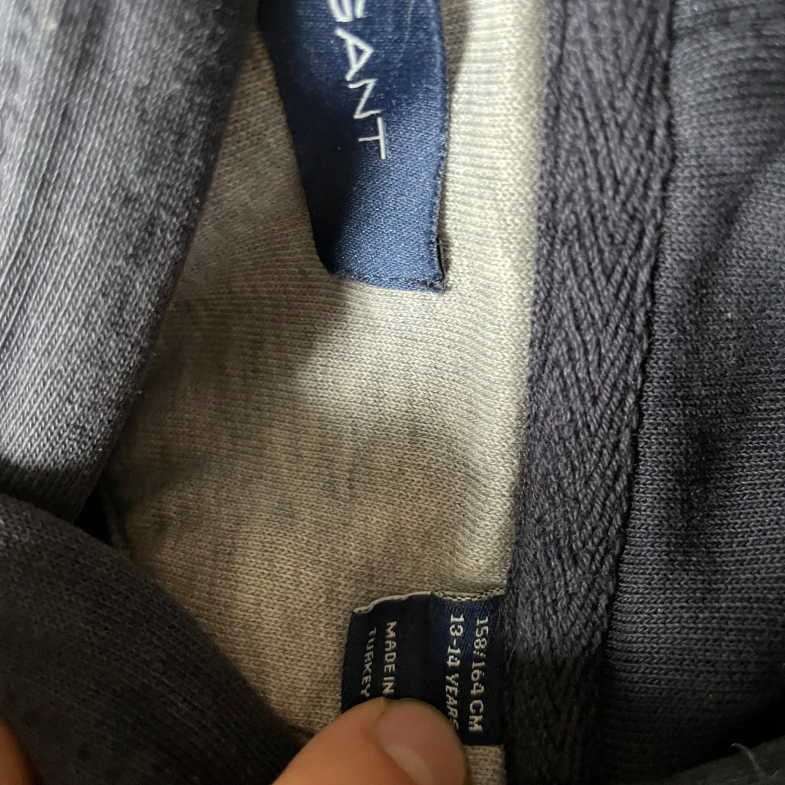 Mörkblå hoodie från Gant - 3