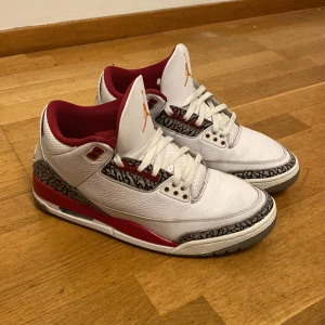 Nike Air Jordan 3 Cardinal Red - Tja! Säljer ett par Air Jordan 3, cardinal red. En klassisk och tidlös modell. Skorna har blivit använda varsamt och är därför i väldigt bra skick. Kvitto samt box finns! 