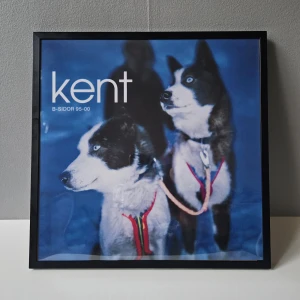 Kent - Albumaffisch, 31.5x31.5cm - Kent - B-sidor 95-00 albumaffisch, 31.5x31.5cm  Passar bra i IKEAs tavelram Lomviken!  Skickas i papprulle - Ramen ingår inte!