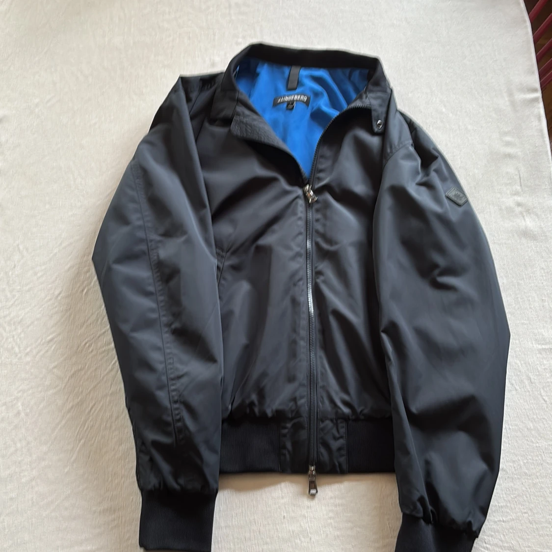 Mörkblå bomberjacka från J.Lindeberg