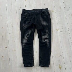 Dondup jeans  - Säljer nu mina tvär feta dondups då dom blivit lite för små på mig som är 183 passar dig som är runt 175-180. Passar perfekt till fester eller bara om man vill chilla me några vänner, dom är i riktigt bra skicka och pris kan diskuteras. Skriv vid frågor!