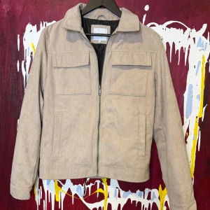 Beige Overshirt  - Super schysst overshirt/jacka från Jack&Jones. Väldigt fint skick, använd 2 gånger. Storlek S. Passar runt längd 170cm. 