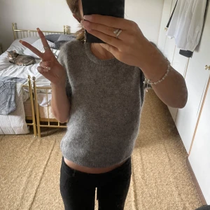 Grå kortärmad stickad tröja från Lindex  - Mysig grå stickad tröja från Lindex i storlek XS. Perfekt för lager-på-lager och chill dagar. Enkel och stilren design som funkar till allt. Aldrig använd och säljer för har sjukt många gråa tröjor och typ likadana så den kom aldrig till använd och nypris på denna var 699kr när jag köpte den!!