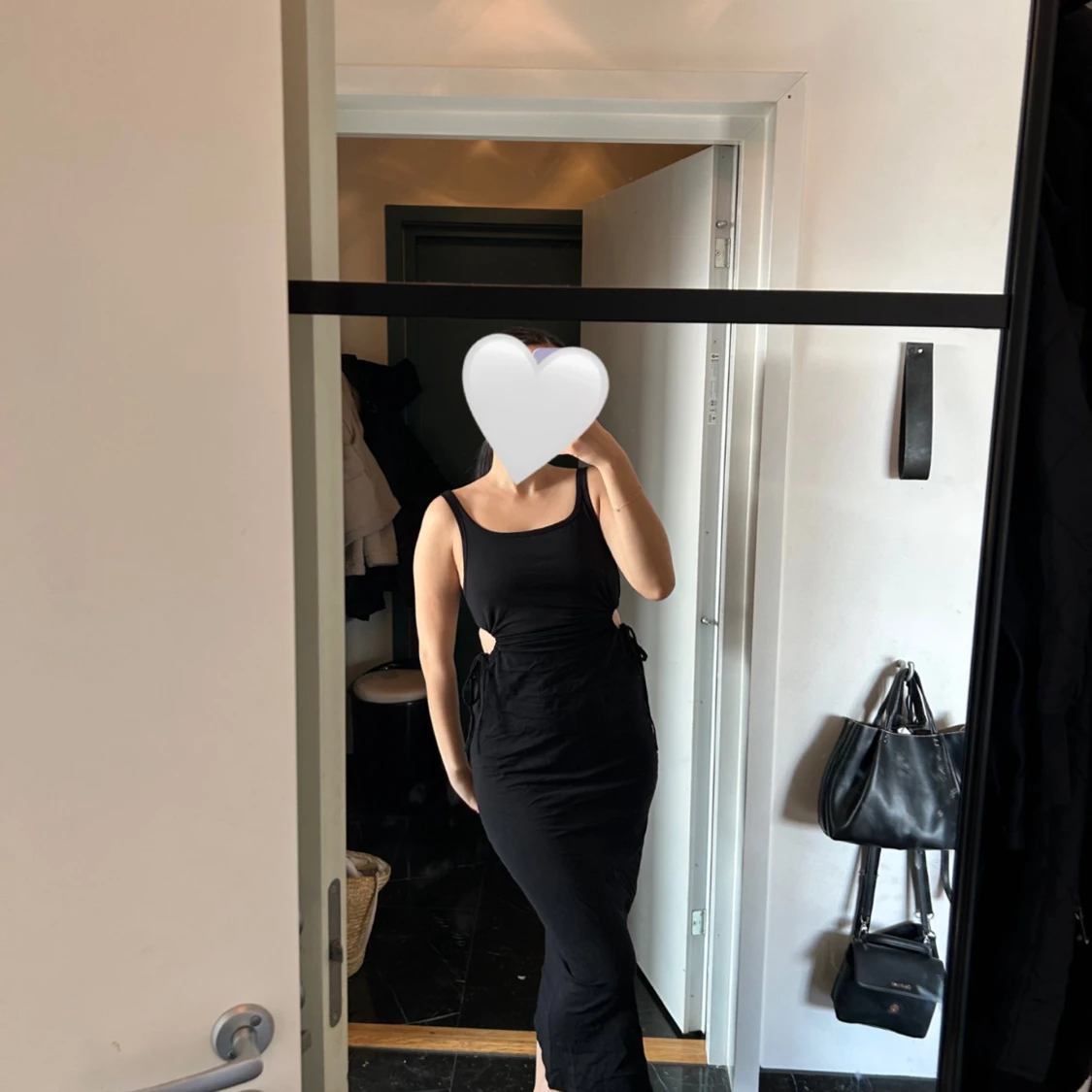 Svart långklänning med cut-outs - 1