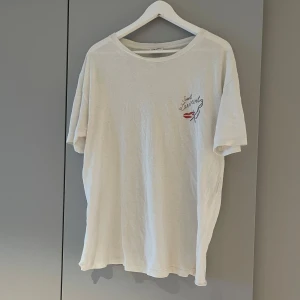 Saint Laurent T-shirt  - ‼️VI TAR EJ BYTEN‼️Saint Laurent T-Shirt  | Skick: 8/10 | Storlek (S) Passar (M) | Fraktar inom 24H efter köp på köparens bekostnad 📦💨 | Hör av dig vid minsta fråga eller fundering 💭