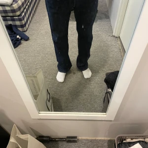 Levi's 501 mörkblå jeans W34 L32 - Klassiska Levi's 501 jeans i mörkblå denim med raka ben och snygga kontrastsömmar. Byxorna har normal passform, fem fickor och knappgylf. Perfekta för dig som gillar tidlös stil och vill ha ett par ikoniska jeans i 100% bomull.