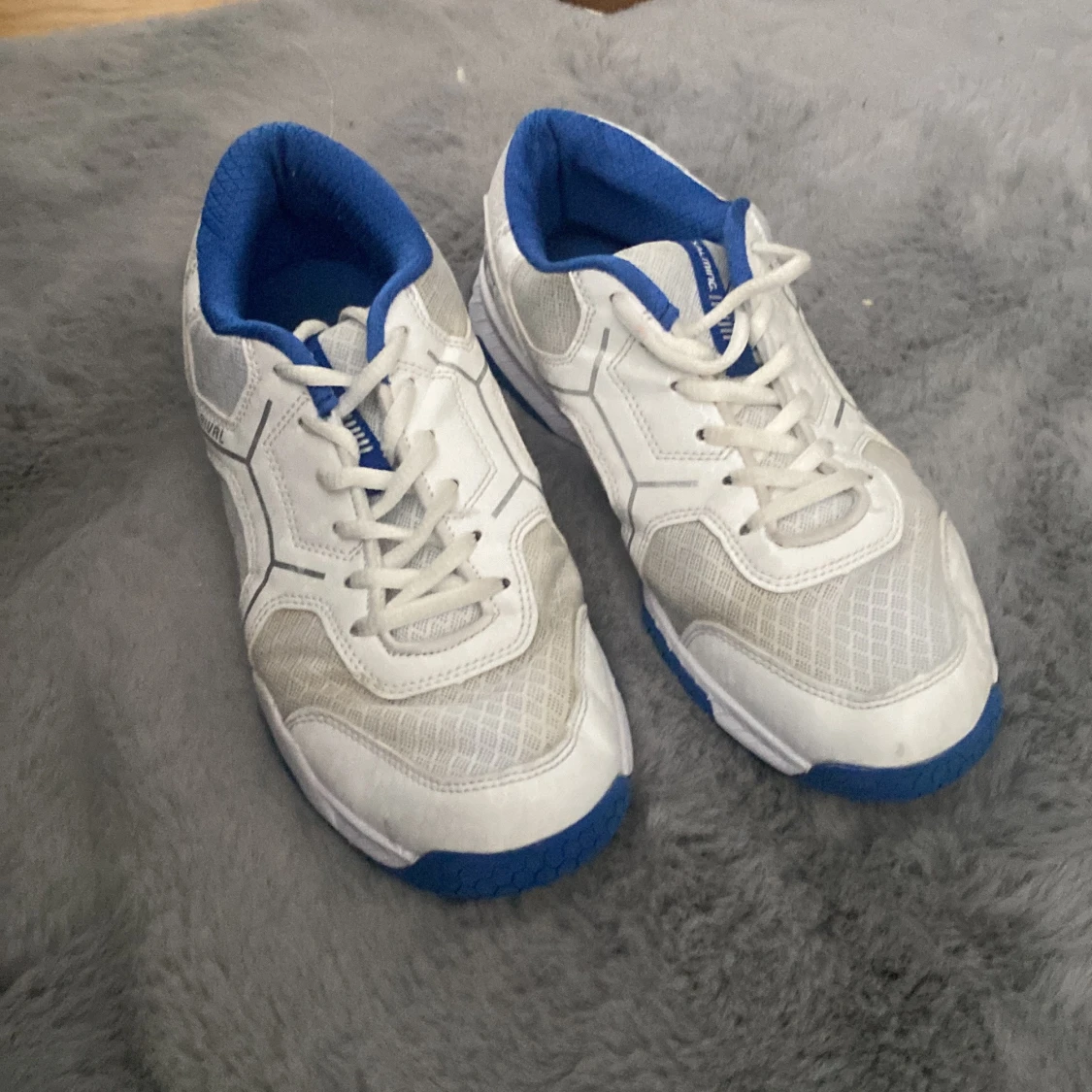 Vita och blå sneakers från Salming