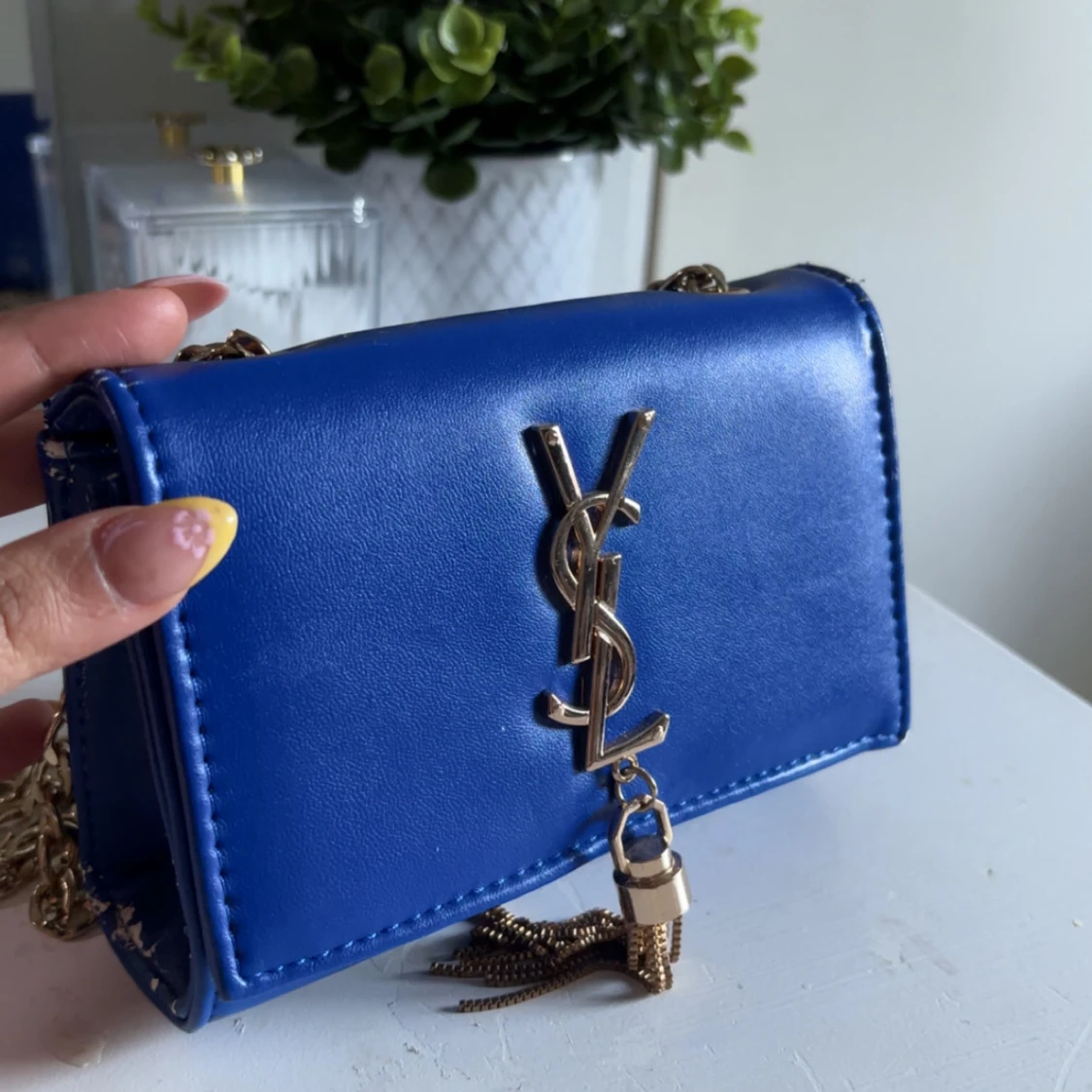 Blå YSL axelväska med guldkedja