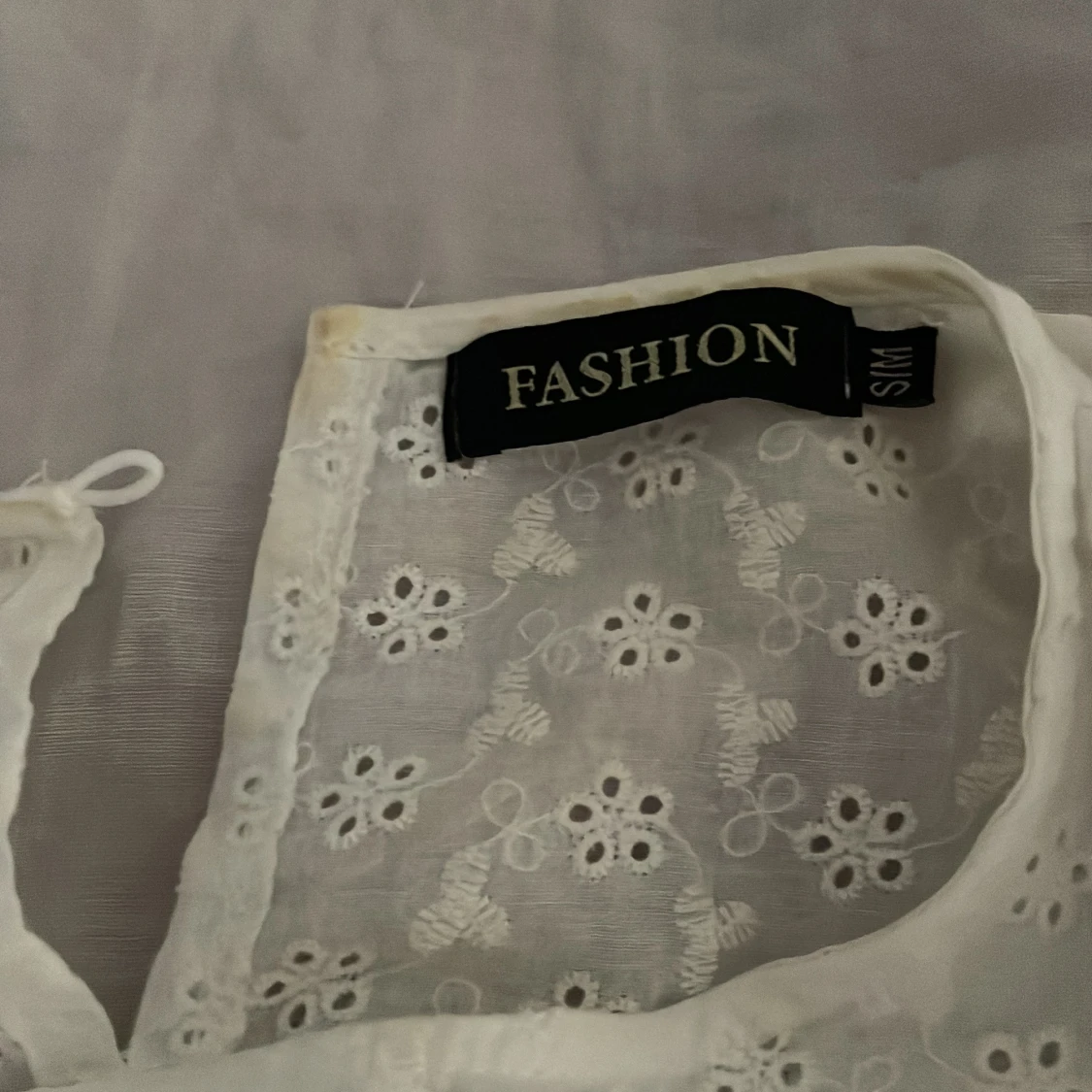 Vit blus med volang  - 2