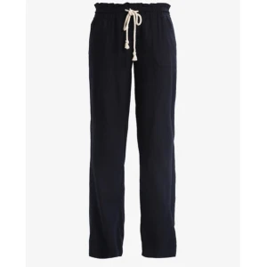 Svarta linnebyxor från Roxy  - Snygga svarta linnebyxor från Roxy med låg midja och raka ben. Byxorna har en vit snörning i midjan. Perfekta för en avslappnad och chill stil under varmare dagar. Nypris 599. 