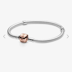 Pandora armband i silver och roséguld - Aldrig använt, fick den i present men har redan en liknande så säljer denna istället. Om man gäääärna vill ha med låda så kan ni få det. Orginalpris är 899kr. Vet inte om man mäter runt armen eller något men den passar min armled bra iallafall vet inte mått eller så, ni får gärna berätta om ni vet och vill veta❣️Går absolut att prisförhandla!!