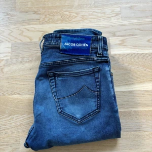 Jacob Cohen jeans - Säljer nu ett par riktigt snygga Jacob Cohen jeans i modellen ”Bard” skicket är 9,5/10. Hör av dig vid minsta lilla fundering🙌