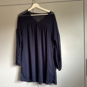 Mörkblå prickig klänning  - Mörkblå kortklänning från Shein med transparenta långärmar och diskret prickigt mönster.Perfekt för dig som gillar en enkel men ändå söt stil❣️❣️ Strl L!!❣️❣️