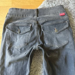 2000s lågmidjade bootcut jeans - jeans från h&m. storlekslappen är avklippt men midjemått rätt över är 39 cm och innerbenslängden är 79 cm. 