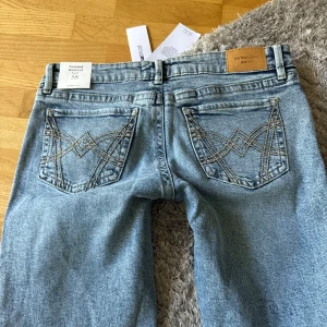 Lågmidjade bootcut jeans - Jeans från gina tricot i storlek 38, nya med lapp kvar. midjemåttet rätt över är 38 cm och innerbenslängden är 76 cm. använd ”köp nu”. 10/6-2025