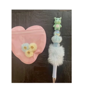 Handgjort fluff penna i ljusblå färg med skimrande glaspärlor - Handgjort fluff penna i ljusblå färg med skimrande glaspärlor samt en turkos flodhäst skickar med en hjärtformad påse med fluff  