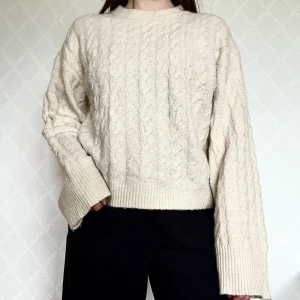 Beige kabelstickad tröja - Mysig beige kabelstickad tröja med rund halsringning och långa ärmar. Tröjan har breda ribbade muddar vid ärmslut och nederkant :)💕 Funkar utmärkt som storlek S trots den är i XXS! 