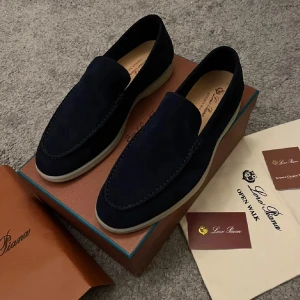 Loro Piana Loafers - Säljer ett par helt nya marinblåa Loro Piana Loafers i storlek 42. Priser går att diskutera, kom DM vid intresse eller funderingar.