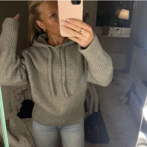 Grå stickad hoodie från Zara - Såljer denna mysiga gråa hoodie från Zara som ej säljs längre! 💓 Jättefin och mysig till båda sommaren och vintern! ⚠️PRIS KAN ALLTID DISKUTERAS⚠️ bilderna är ej mina!